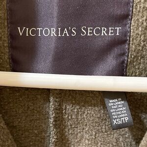 Victoria's Secret Textured Greenish/Gray Outerwear pullover top.